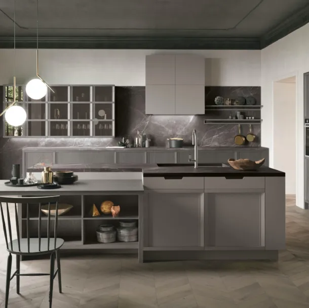 Cucina Classica con isola Newport v01 in laccato Grigio Piacenza e Frassino Grigio Pernice con top in finitura Pietra Grey levigato di Stosa