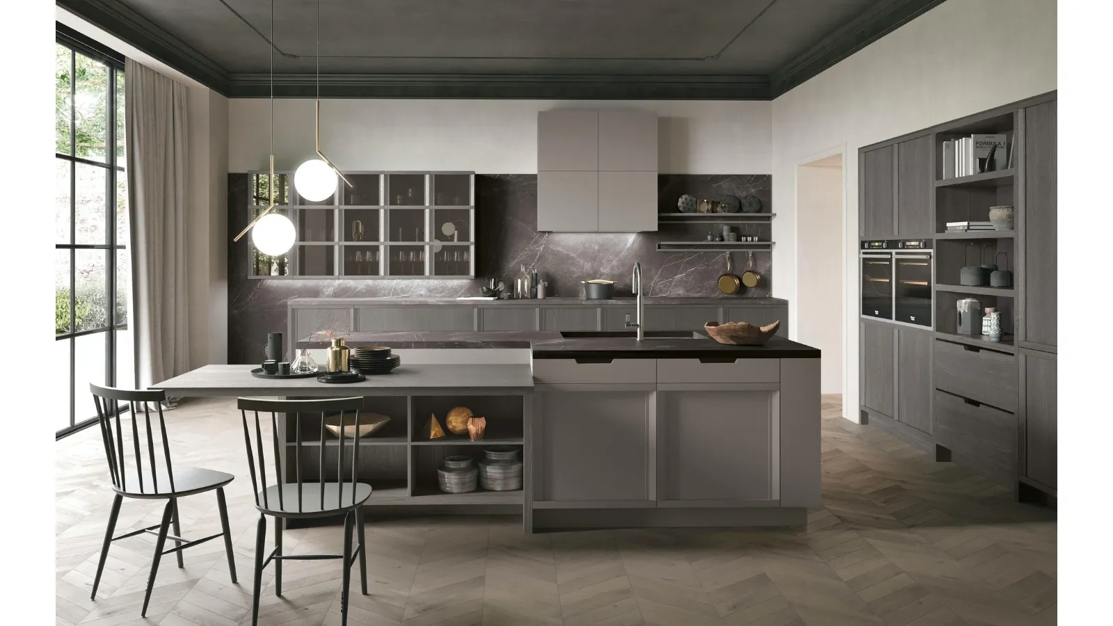 Cucina Classica con isola Newport v01 in laccato Grigio Piacenza e Frassino Grigio Pernice con top in finitura Pietra Grey levigato di Stosa