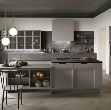 Cucina Classica con isola Newport v01 in laccato Grigio Piacenza e Frassino Grigio Pernice con top in finitura Pietra Grey levigato di Stosa