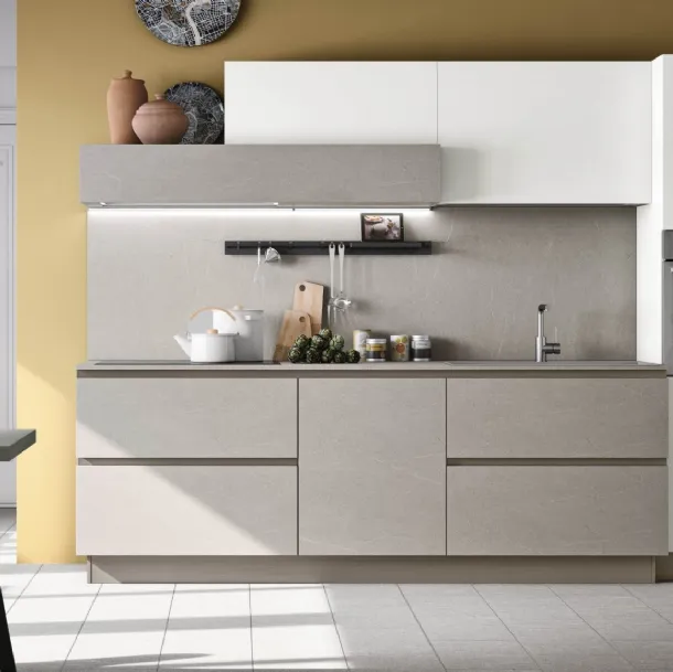 Cucina Moderna lineare Alevé v08 in laminato materico Pietra Piasentina e laccato UV Neve opaco di Stosa