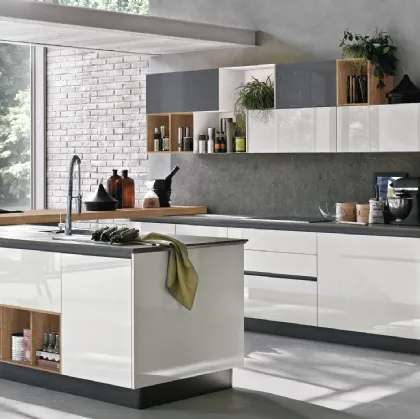 Cucina Moderna con penisola Alevé v11 in laccato UV Neve lucido e Ardesia lucido con piano snack in Rovere nodato di Stosa