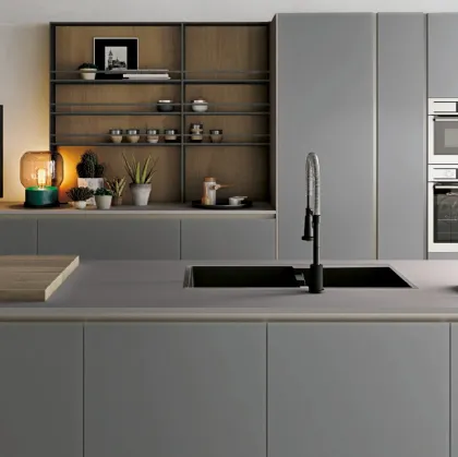 Cucina Moderna con isola Aliant v11 in vetro opaco Grigio Luna e top in Fenix Grigio di Stosa