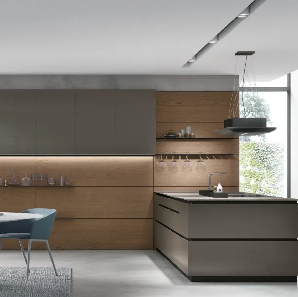 Cucina Moderna con penisola Aliant v03 in vetro lucido Terra e Frost con boiserie Rovere Cognac di Stosa