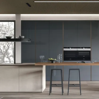 Cucina Moderna con isola Aliant v04 in Neolith Pietra di Luna Silk, piano snack in Noce Elegant Cannettato e colonne in Vetro lucido Bromo di Stosa