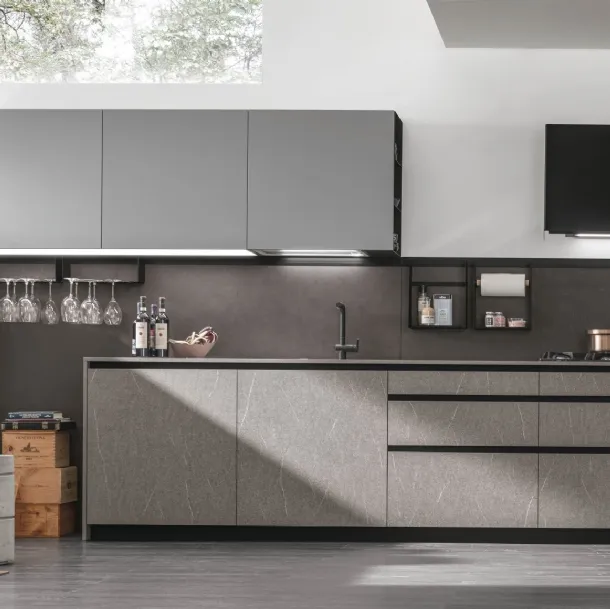 Cucina Moderna ad angolo Metropolis v02  in laminato materico Pietra Piasentina e Pet Grigio opaco di Stosa